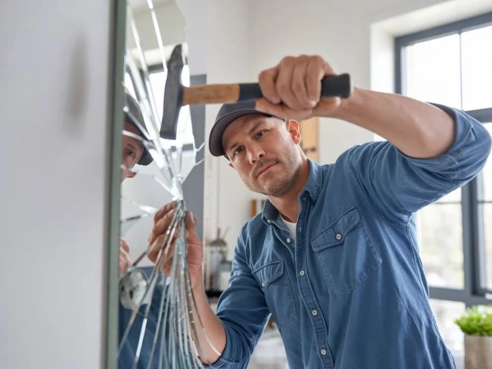 Gdzie wyrzucić potłuczone lustro? Bezpieczne metody i porady