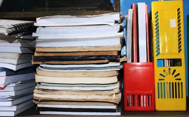 Gdzie wyrzucić stare książki? Sprawdź najlepsze opcje i porady