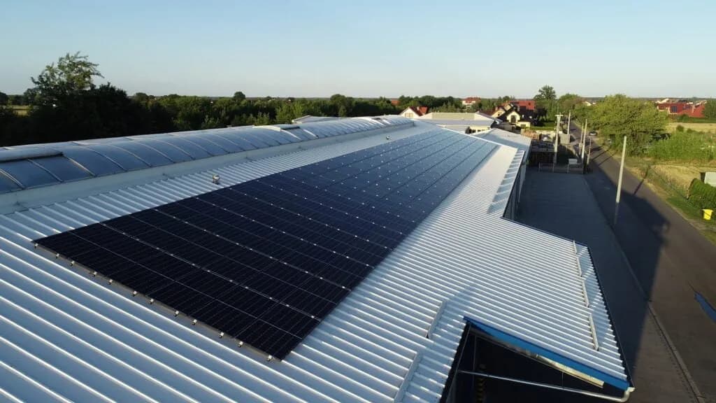 Elektrownie słoneczne dla firm: oszczędności i korzyści, które musisz znać