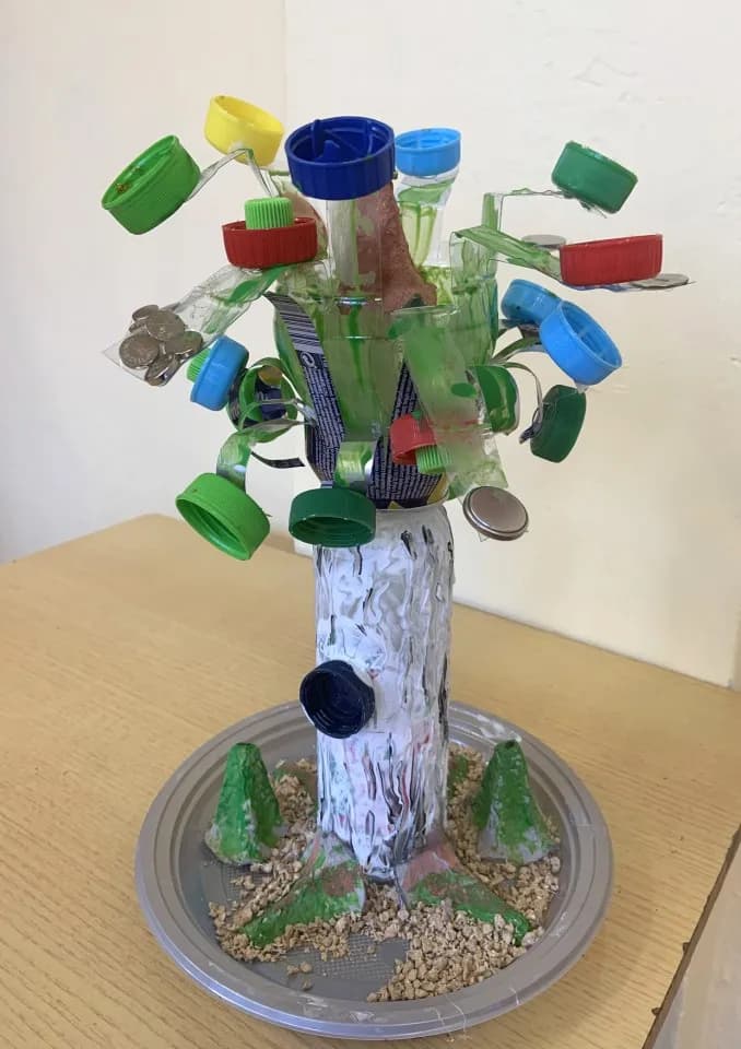 Twórz piękne drzewo z recyklingu - proste prace plastyczne dla dzieci