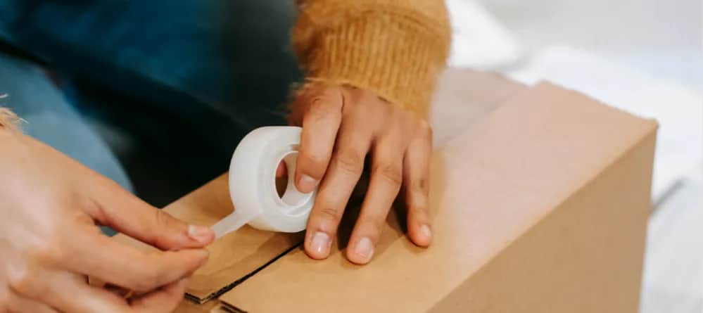 Gdzie wyrzucić karton z taśmą? Sprawdź zasady recyklingu!